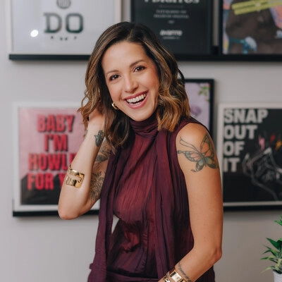 NathyFaria cuadrado 400